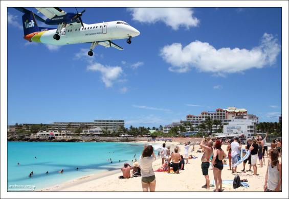 Пляж Maho полностью лишён растительности, так как регулярно подвергается воздействию сильных потоков воздуха от авиалайнеров.