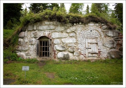 Воскобелильный завод в ботаническом саду.