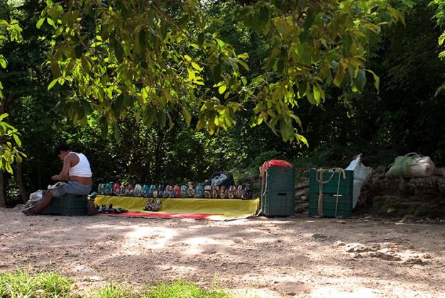 Продажа сувениров. Чичен-Ица, полуостров Юкатан.