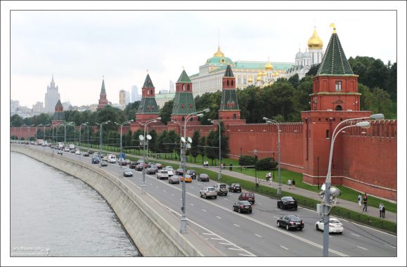 Вдоль Кремлевской стены.