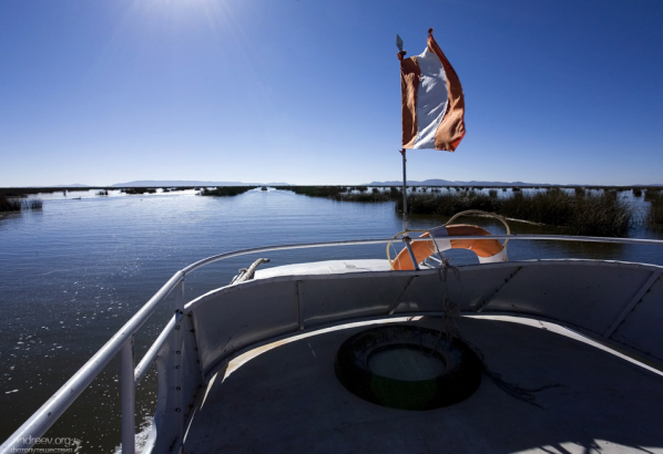 Туристический катер с перуанским флагом.