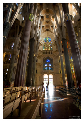 Внутри собора Sagrada Familia.