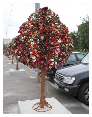 Железные деревья с «замками любви» около Лужкова моста.