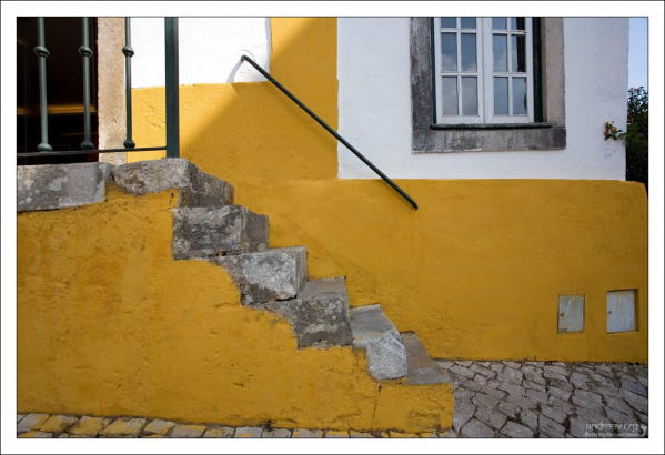 Желтый - один из трех любимых цветов жителей города.