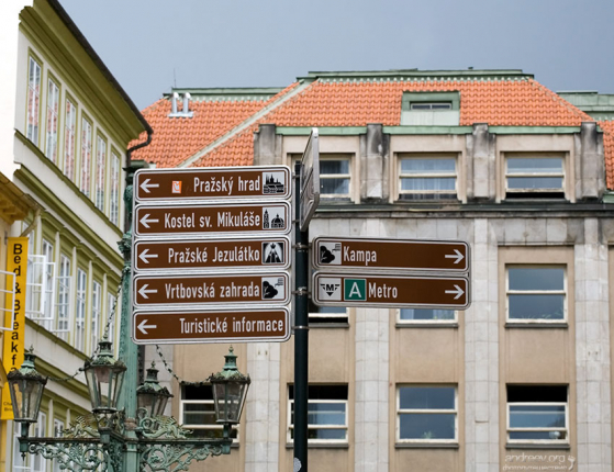 Указатель в центре к основным достопримечательностям Праги.