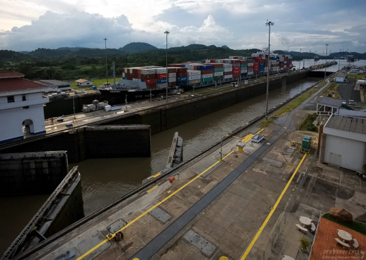 Шлюзы открываются как двери. В системе нет ни одного насоса - корабли поднимаются и опускаются с помощью естественных сил гравитации.