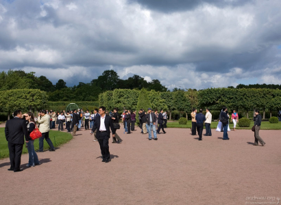 Китайские туристы в Верхнем парке Петергофа.