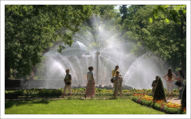 Фонтан "Солнце", который умеет вращаться вокруг своей оси. Петергоф.