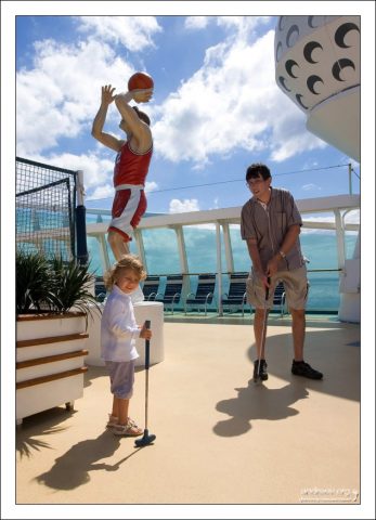 Илья и Саша на верхней спортивной палубе.