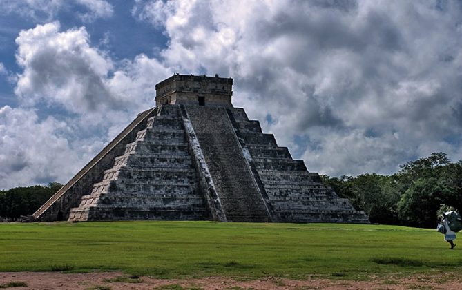 Главный фасад Храма Кукулькана (Pyramid of Kukulcan). Чичен-Ица.