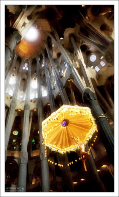 Христос, спускающийся с небес на парашюте. Sagrada Familia.
