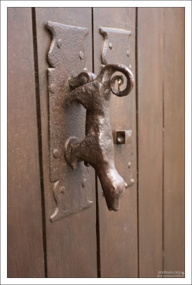 Дверная ручка-стучалка в виде фигурки собаки.