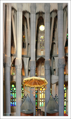 Свод храма держится на железобетонных колоннах, облицованных базальтом, песчаником или гранитом.