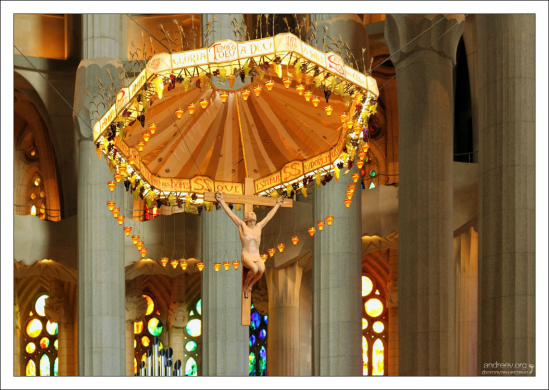 Невероятно красивая, мягкая подсветка в храме Саграда Фамилия.