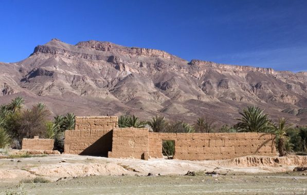 Руины на обочине шоссе по пути в Agdz.