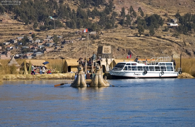 Хижины на островах и лодки для передвижения по озеру, которые еще называют «бальса де тотора», индейцы также делают из тростника.