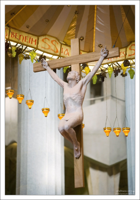 Виноград - символ жизни, изобилия, и жертвоприношения.