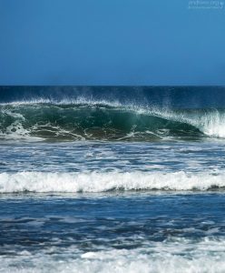 Волны, закручивающиеся в трубочки около Ведьминой скалы.