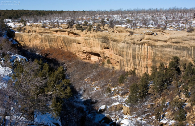 До сих пор покрытые копотью стены и потолки напоминают о холодах, в которых люди жили по полгода.