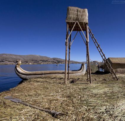 Поверхность островов Урос мягкая и пружинистая, вода местами просачивается сквозь тростниковый покров.