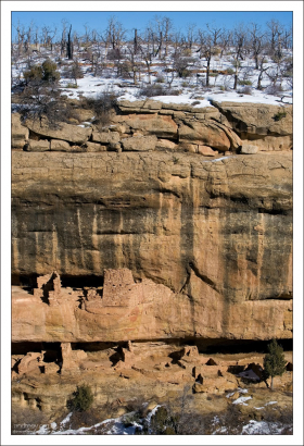 По деревянным лестницам, нависающим над пропастью, индейцы выбирались из домов на плато, к огородам и кукурузным полям.