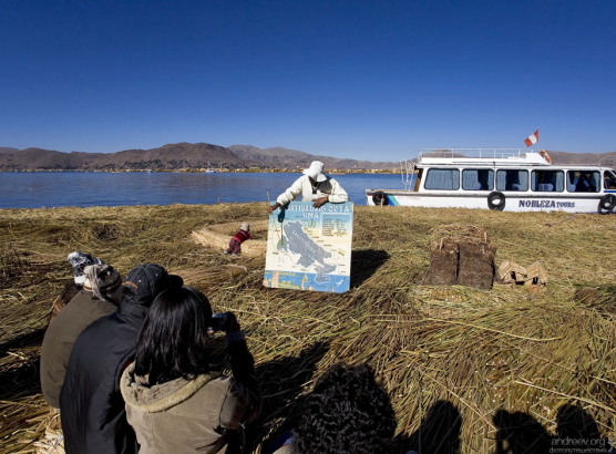 Средняя глубина Титикаки 140 - 180 метров, максимальная - 304 метра.