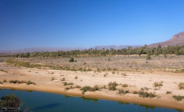Пустыня по берегам реки Драа.