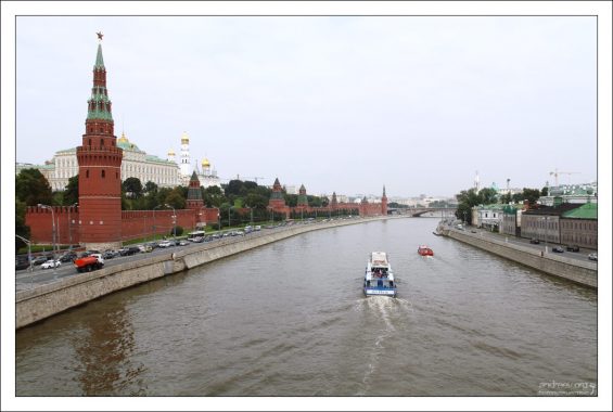 На катере мимо Кремля.