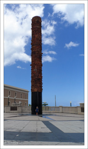 Тотем на Площади Пятисотлетия в честь 500-летия открытия Америки (1992 год).