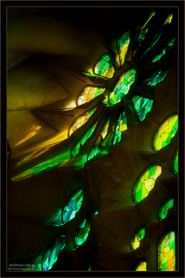 Витраж в желто-зеленой гамме. Саграда Фамилия.