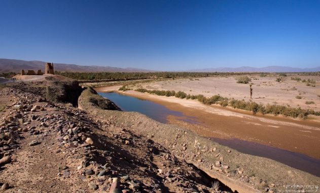 Изгиб реки Драа, и старая сторожевая башня Tansikht на берегу.
