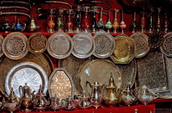 Одни из самых популярных сувениров страны - вычурные чайники и блюда из нержавейки и серебра.
