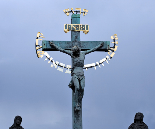 Центральная скульптура распятого Христа на Карловом мосту. В надписи на иврите есть тетраграмматон.