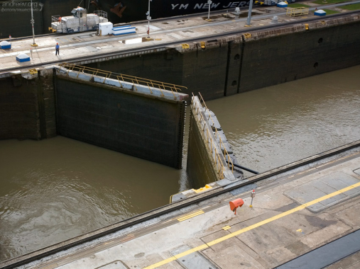 Шлюз закрывается. Обычный транзит через канал занимает 8-10 часов.