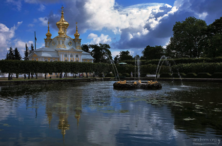 Один из Квадратных прудов перед галереями Большого дворца (18-й век). Верхний парк в Петергофе.