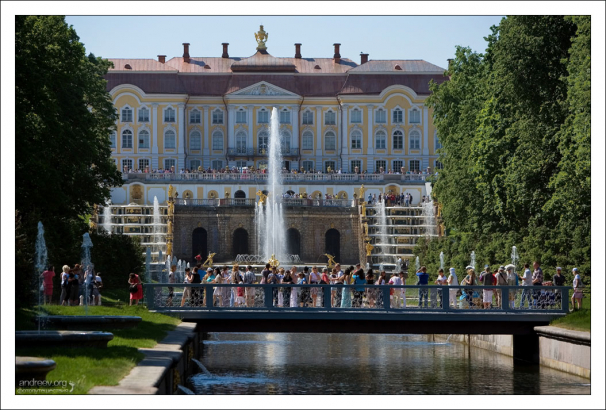 Большой Петергофский дворец и мостик через Морской канал.