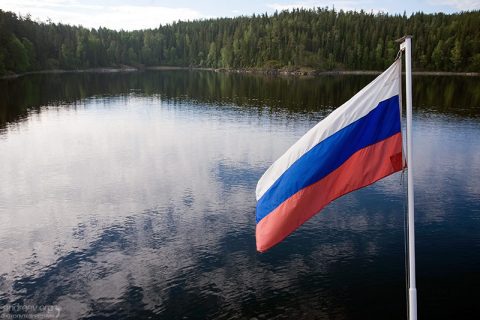 Российский флаг на теплоходе "Валериан Куйбышев". Большая Никоновская бухта. Остров Валаам, Ладожское озеро.