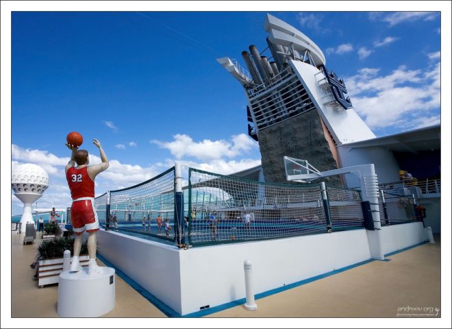 Баскетбольная площадка.