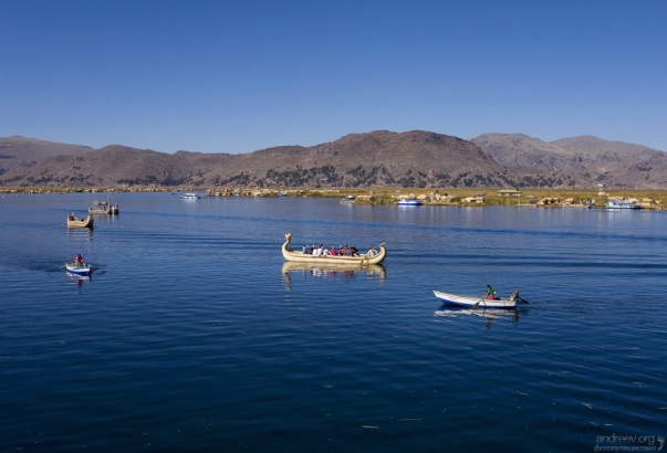 Местные индейцы предпочитают моторки; тростниковые лодки - для туристов.
