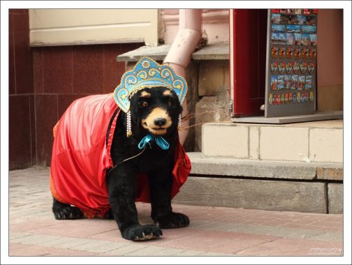 Игрушечный мишка в кокошнике.