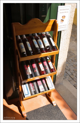 Бутылки с вишневой наливкой жинжиньей.