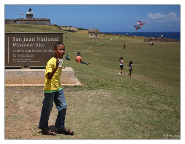 Пуэрториканский мальчик около форта Эль Морро.