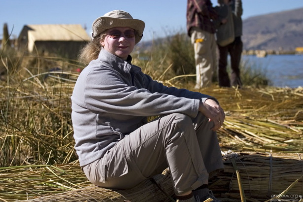 Катя отдыхает на тростниковой лавке.