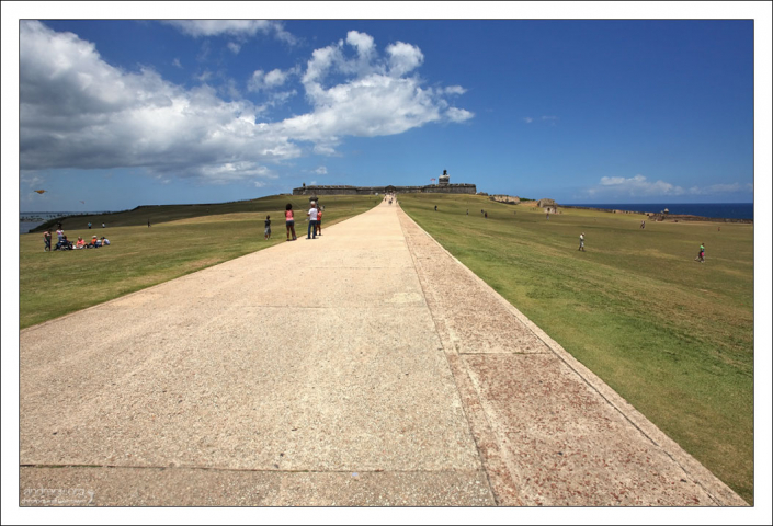 Огромное поле перед фортом Эль Морро, где местные жители любят проводить время.