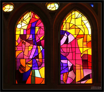 Витражей в Храме много, всяких разных цветов, представляющих собой, в основном, абстракции.