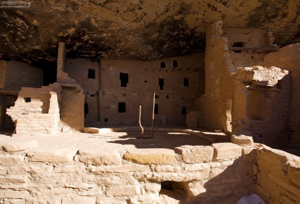 Стены зданий анасази делали из местного серо-желтого песчаника, из которого вырезали блоки размером с современный кирпич.