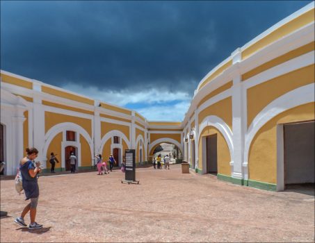 Главная площадь форта El Morro.