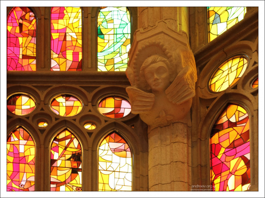 Ангел и свет, пропущенный через витражи. Саграда Фамилия.