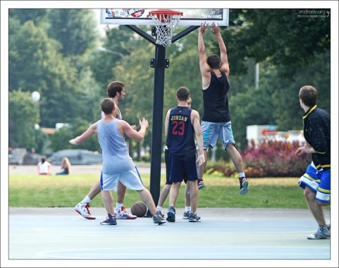 Баскетболисты в парке Горького.