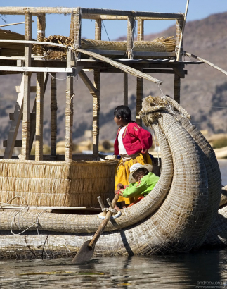Местные ребятишки с малых лет знают, как управляться с лодками.